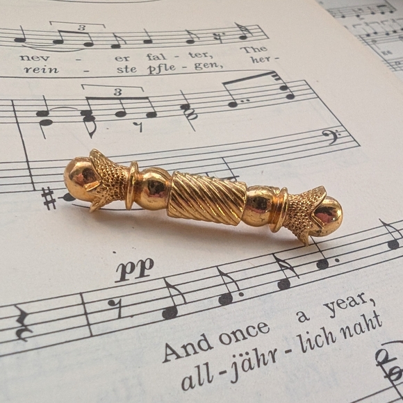 Elegant Gold Brooch Pin - Picture 1 of 8